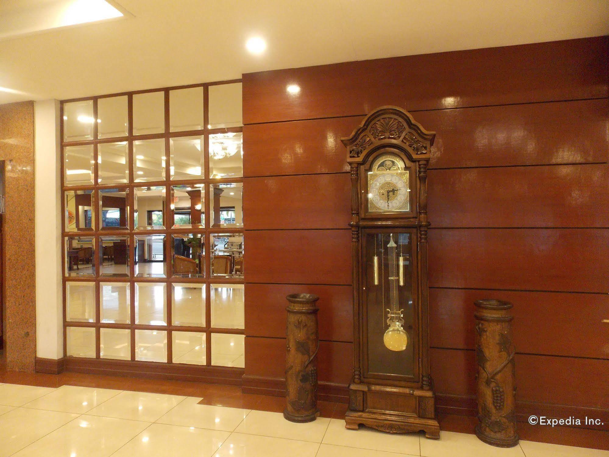Grand Regal Hotel Баколод Экстерьер фото