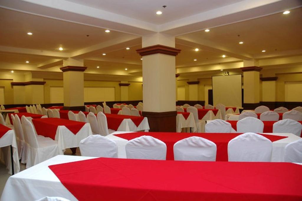 Grand Regal Hotel Баколод Экстерьер фото
