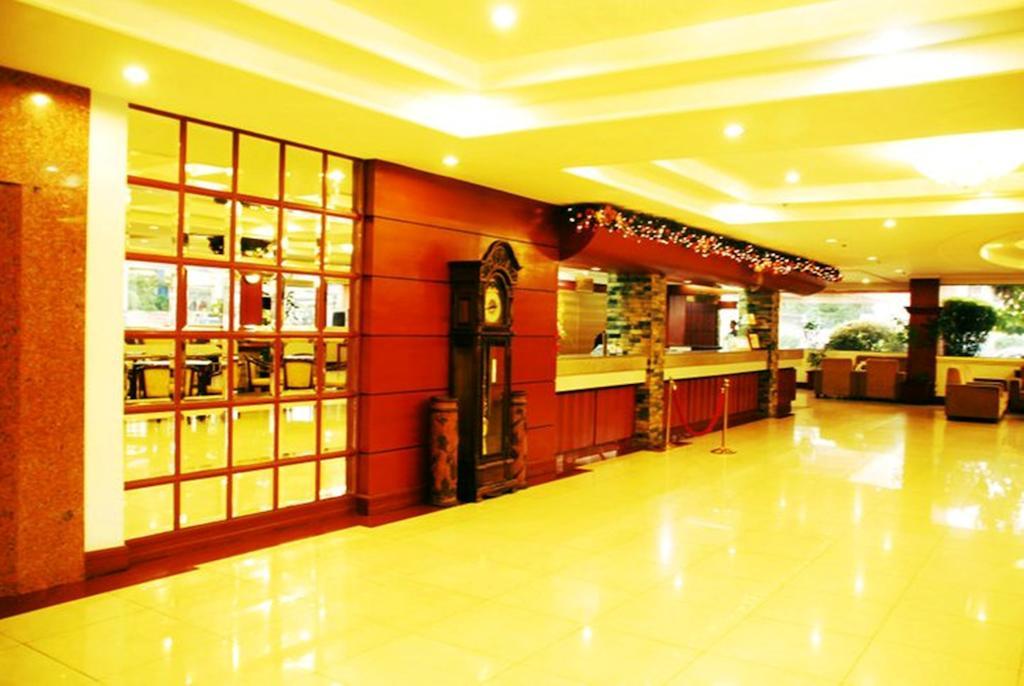 Grand Regal Hotel Баколод Экстерьер фото